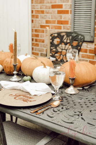 Grab your pumpkins and recreate this simple yet beautiful outdoor fall tablescape idea! #falltablescape