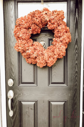 Learn how to make this budget-friendly DIY fall wreath using hydrangeas from your yard! #diyfallwreath #diywreath