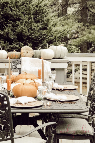 Grab your pumpkins and recreate this simple yet beautiful outdoor fall tablescape idea! #falltablescape