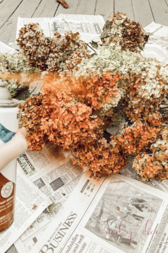 WOAH! This is so beautiful. Learn how to make a budget-friendly DIY fall wreath using hydrangeas from your yard! #diyfallwreath #diywreath