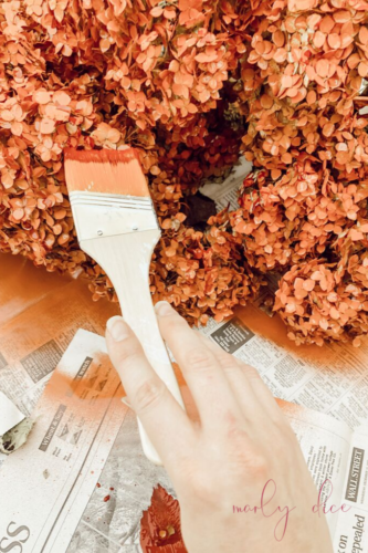 WOAH! This is so beautiful. Learn how to make a budget-friendly DIY fall wreath using hydrangeas from your yard! #diyfallwreath #diywreath