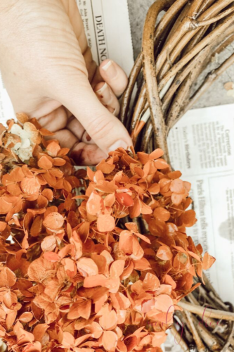 WOAH! This is so beautiful. Learn how to make a budget-friendly DIY fall wreath using hydrangeas from your yard! #diyfallwreath #diywreath