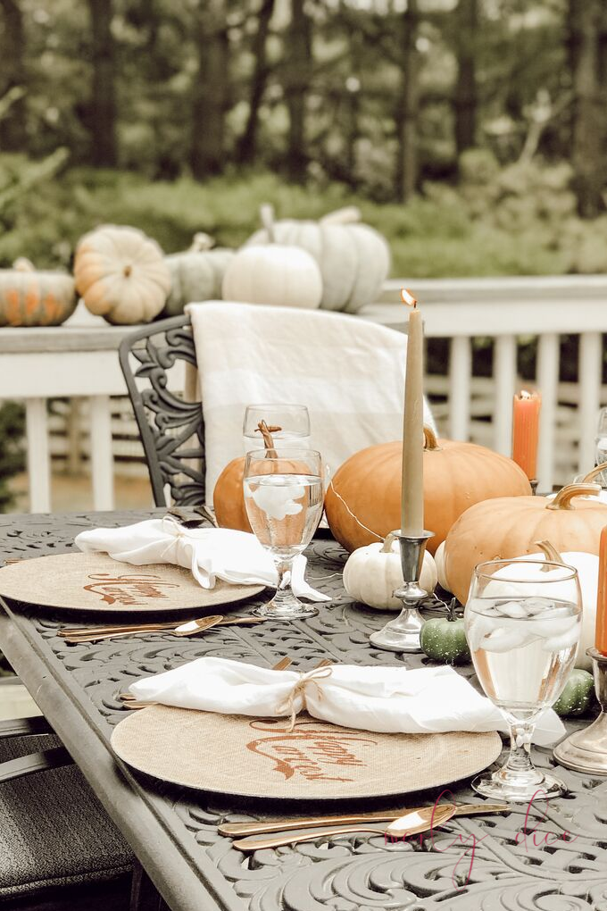 Grab your pumpkins and recreate this simple yet beautiful outdoor fall tablescape idea! #falltablescape