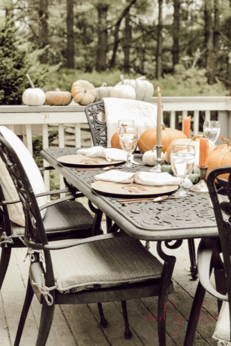 Grab your pumpkins and recreate this simple yet beautiful outdoor fall tablescape idea! #falltablescape