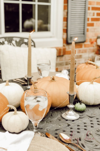 Grab your pumpkins and recreate this simple yet beautiful outdoor fall tablescape idea! #falltablescape