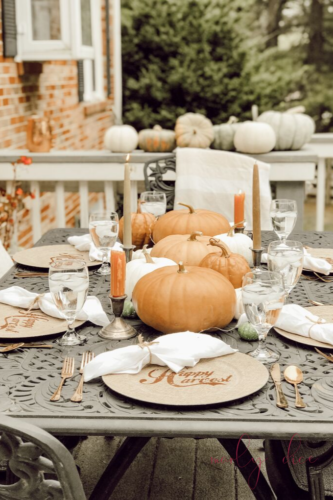 Grab your pumpkins and recreate this simple yet beautiful outdoor fall tablescape idea! #falltablescape