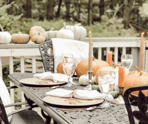 Grab your pumpkins and recreate this simple yet beautiful outdoor fall tablescape idea! #falltablescape