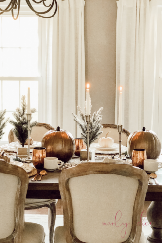 Recreate this magical and rustic Thanksgiving tablescape! #thanksgivingtablecsape #rustictablescape