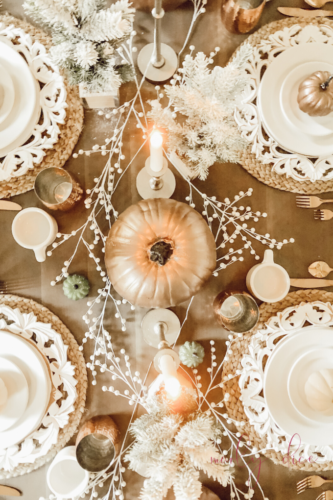 Recreate this magical and rustic Thanksgiving tablescape! #thanksgivingtablecsape #rustictablescape