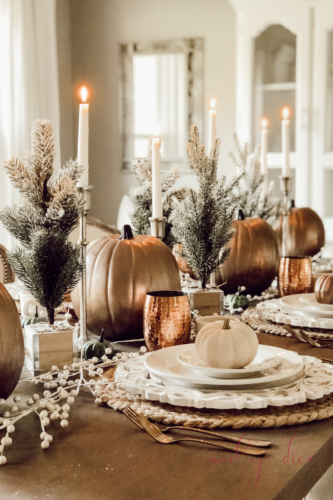 Recreate this magical and rustic Thanksgiving tablescape! #thanksgivingtablecsape #rustictablescape