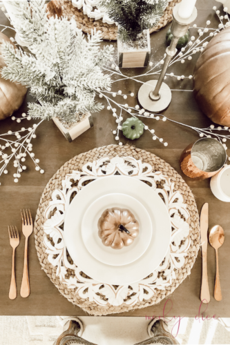 Recreate this magical and rustic Thanksgiving tablescape! #thanksgivingtablecsape #rustictablescape