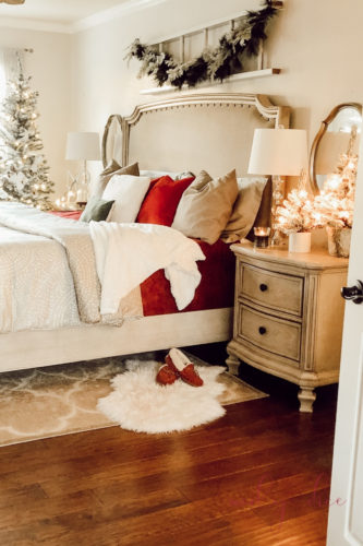 These tips are SO GOOD & EASY! Learn how to make a cozy Christmas bedroom #christmasbedroom #christmasdecor
