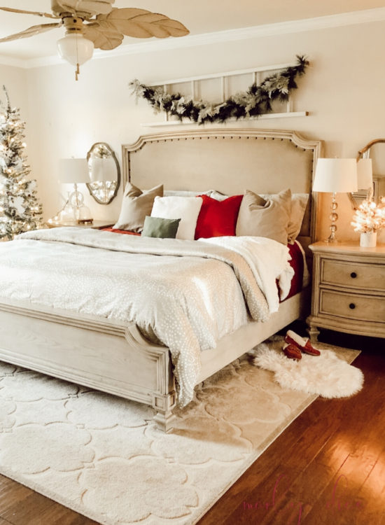 These tips are SO GOOD & EASY! Learn how to make a cozy Christmas bedroom #christmasbedroom #christmasdecor