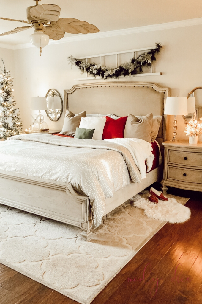 These tips are SO GOOD & EASY! Learn how to make a cozy Christmas bedroom #christmasbedroom #christmasdecor
