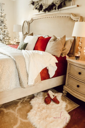 These tips are SO GOOD & EASY! Learn how to make a cozy Christmas bedroom #christmasbedroom #christmasdecor