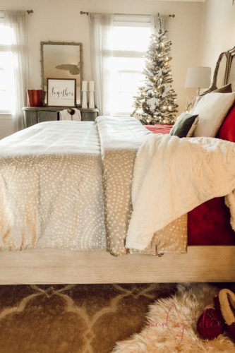 These tips are SO GOOD & EASY! Learn how to make a cozy Christmas bedroom #christmasbedroom #christmasdecor