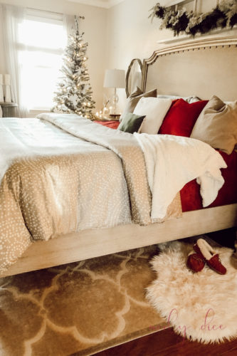 These tips are SO GOOD & EASY! Learn how to make a cozy Christmas bedroom #christmasbedroom #christmasdecor