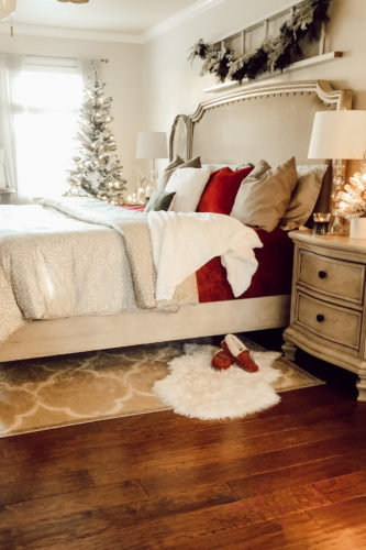 These tips are SO GOOD & EASY! Learn how to make a cozy Christmas bedroom #christmasbedroom #christmasdecor