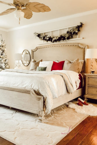 These tips are SO GOOD & EASY! Learn how to make a cozy Christmas bedroom #christmasbedroom #christmasdecor