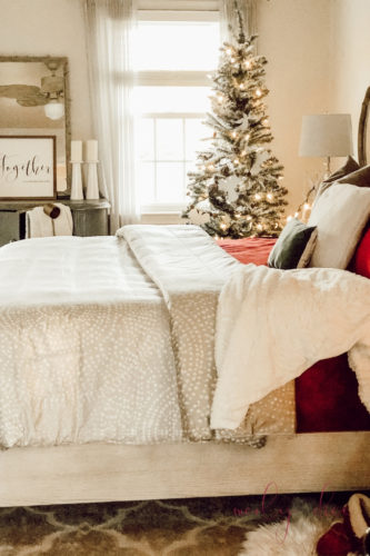 These tips are SO GOOD & EASY! Learn how to make a cozy Christmas bedroom #christmasbedroom #christmasdecor