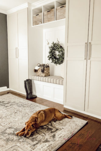 This mudroom entryway is so cute & practical! #mudroomentryway