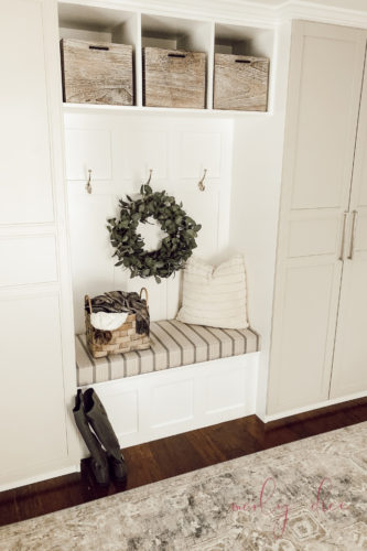 This mudroom entryway is so cute & practical! #mudroomentryway