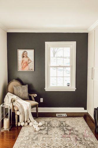 This mudroom entryway is so cute & practical! #mudroomentryway
