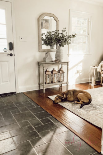 This mudroom entryway is so cute & practical! #mudroomentryway