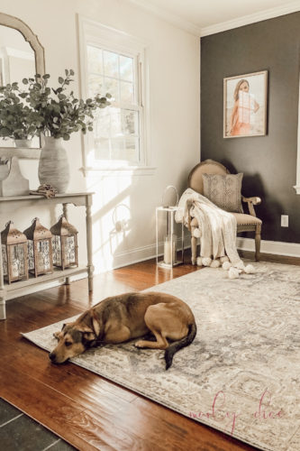 This mudroom entryway is so cute & practical! #mudroomentryway