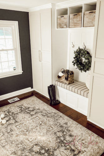 This mudroom entryway is so cute & practical! #mudroomentryway