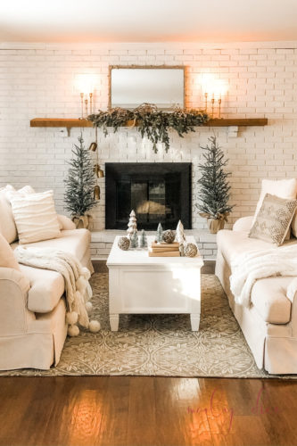Obsessed with this cozy winter mantle decor in Marly's living room! #wintermantledecor #afterchristmas
