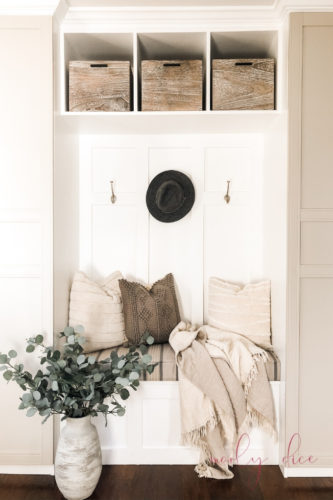 Use this awesome IKEA hack to make this budget-friendly DIY mudroom built in #ikeahack #ikeapax #diymudroom #mudroombuiltin