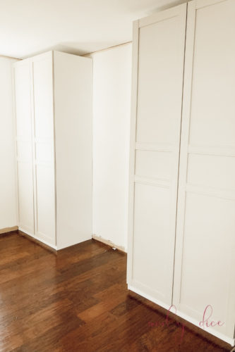 Use this awesome IKEA hack to make this budget-friendly DIY mudroom built in #ikeahack #ikeapax #diymudroom #mudroombuiltin