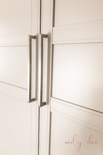 Use this awesome IKEA hack to make this budget-friendly DIY mudroom built in #ikeahack #ikeapax #diymudroom #mudroombuiltin