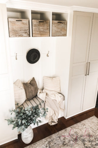 Use this awesome IKEA hack to make this budget-friendly DIY mudroom built in #ikeahack #ikeapax #diymudroom #mudroombuiltin