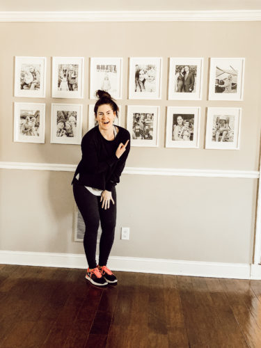 Make an even gallery wall the EASY way! These tricks & tips are genius!! #gallerywall #gallerywallideas