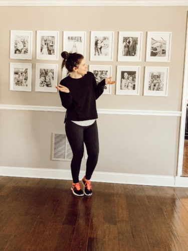Make an even gallery wall the EASY way! These tricks & tips are genius!! #gallerywall #gallerywallideas