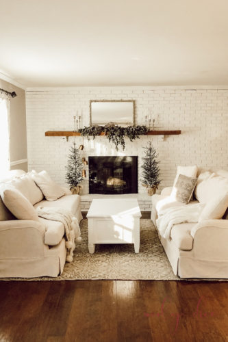 Obsessed with this cozy winter mantle decor in Marly's living room! #wintermantledecor #afterchristmas