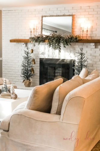 Obsessed with this cozy winter mantle decor in Marly's living room! #wintermantledecor #afterchristmas