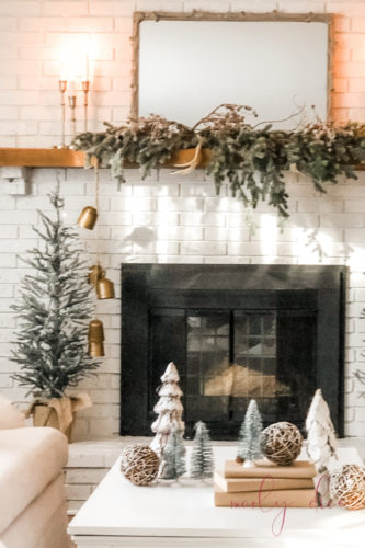 Obsessed with this cozy winter mantle decor in Marly's living room! #wintermantledecor #afterchristmas