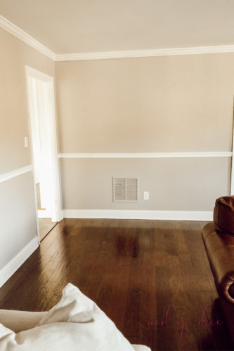 Make an even gallery wall the EASY way! These tricks & tips are genius!! #gallerywall #gallerywallideas