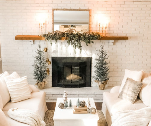 Obsessed with this cozy winter mantle decor in Marly's living room! #wintermantledecor #afterchristmas