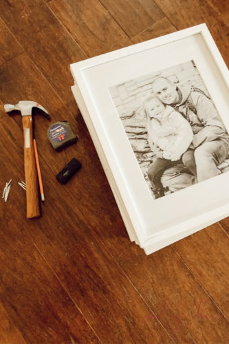 Make an even gallery wall the EASY way! These tricks & tips are genius!! #gallerywall #gallerywallideas