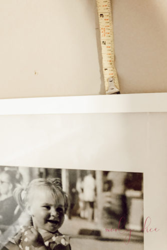 Make an even gallery wall the EASY way! These tricks & tips are genius!! #gallerywall #gallerywallideas