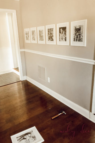 Make an even gallery wall the EASY way! These tricks & tips are genius!! #gallerywall #gallerywallideas