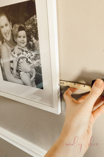 Make an even gallery wall the EASY way! These tricks & tips are genius!! #gallerywall #gallerywallideas