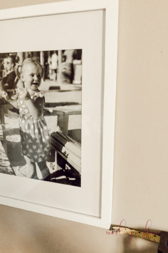 Make an even gallery wall the EASY way! These tricks & tips are genius!! #gallerywall #gallerywallideas