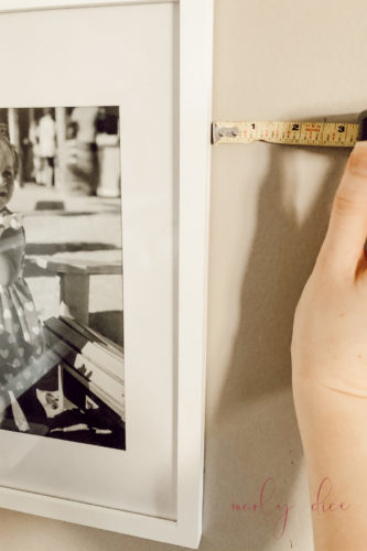 Make an even gallery wall the EASY way! These tricks & tips are genius!! #gallerywall #gallerywallideas