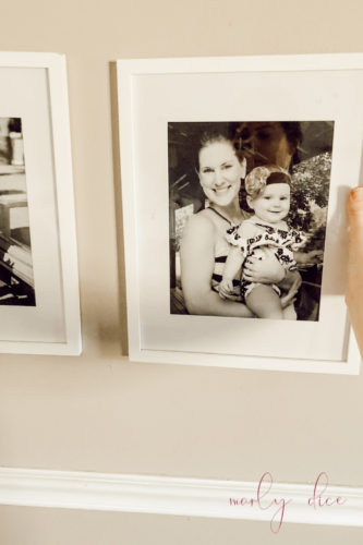 Make an even gallery wall the EASY way! These tricks & tips are genius!! #gallerywall #gallerywallideas