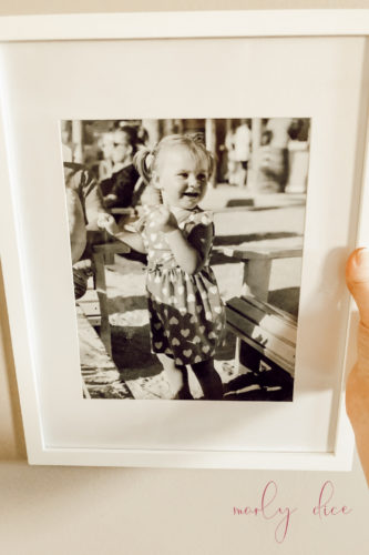 Make an even gallery wall the EASY way! These tricks & tips are genius!! #gallerywall #gallerywallideas